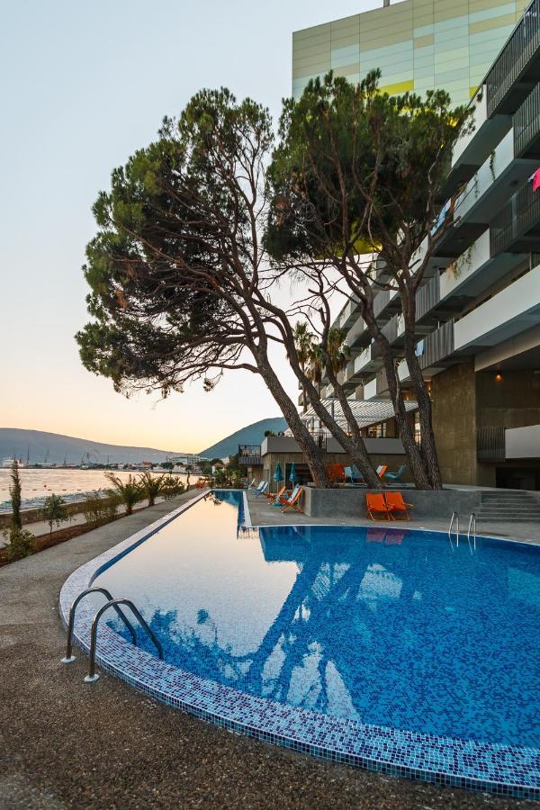 Carine Hotel Park Bijela Exterior photo